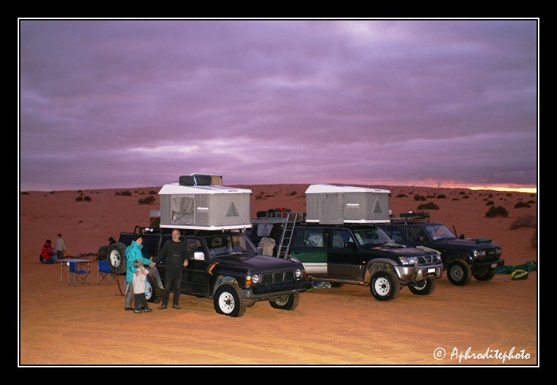 097 Installation du bivouac juste avant la tombee rapide de la nuit